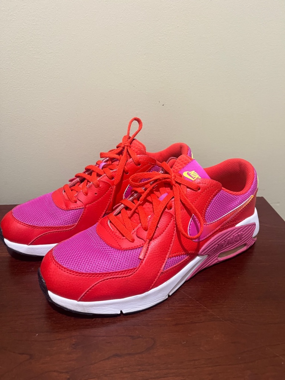 Nike Air Max Excee SE1 GS (Grade School) in "Chile Red/Active Fuchsia" 7Y